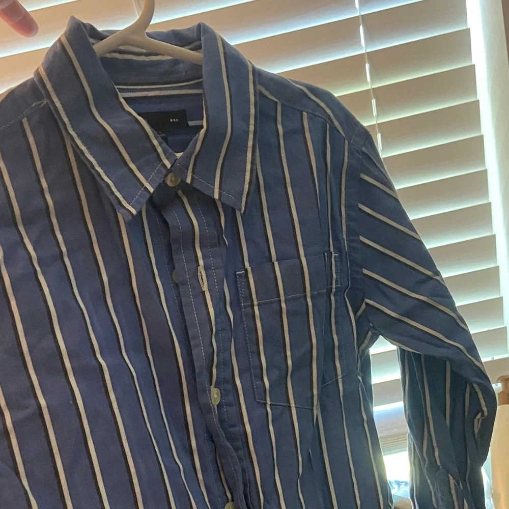 GAP Blue and White Vertical Stripe Button-Down Shirt Size Small
